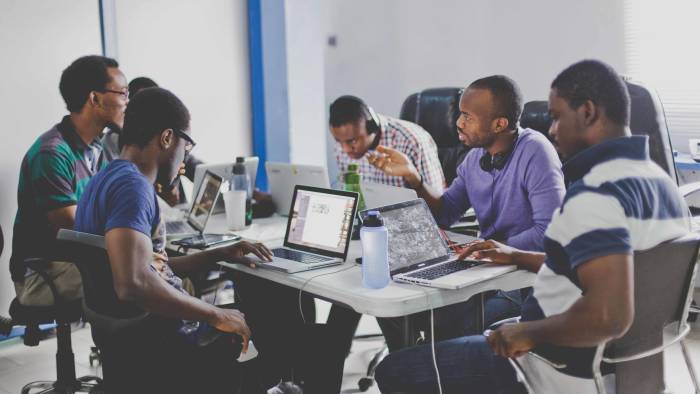 Image d'une team de dev en plein travail